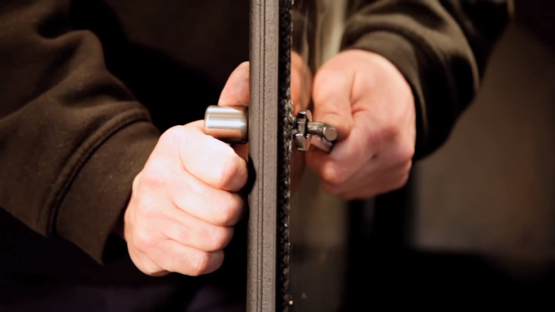 Adjusting the door handle on your ESSE stove ESSE