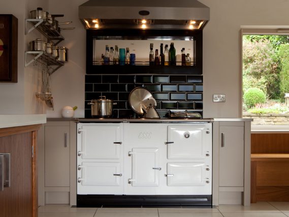 The EL 13Amp electric stove cooker has a classic style.