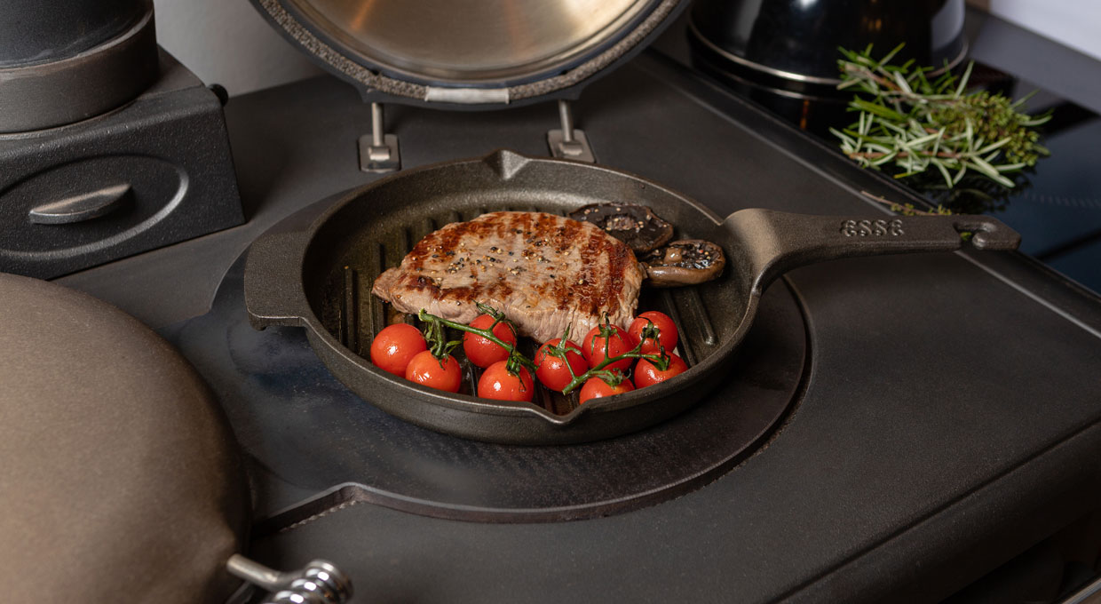 ESSE griddle pan on hob with steak and tomatoes